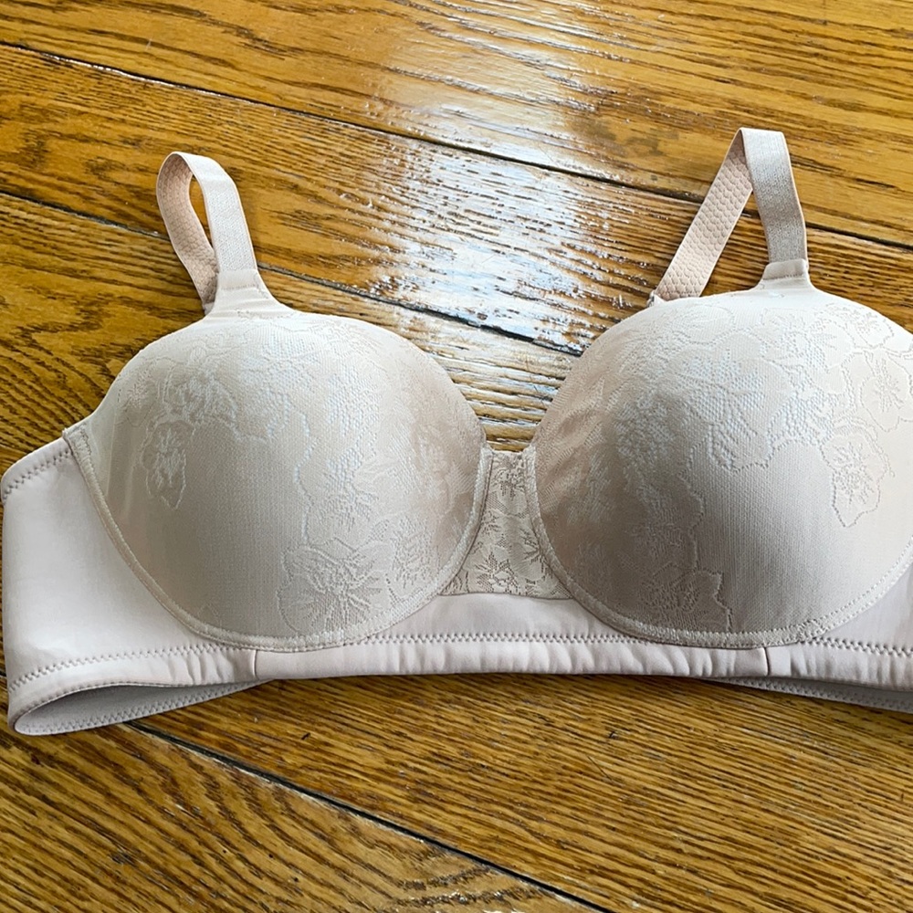 Vanity Fair wide band ecru bra, size 42C